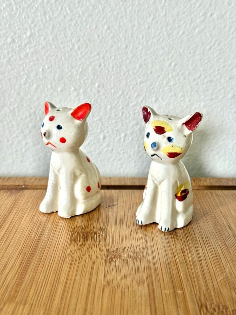 Vintage 1950s Salt And Pepper Shakers of Cats With Cork / Made in Japan / VTG
